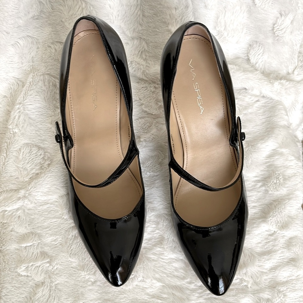 Black patent leather pumps